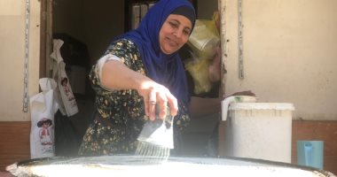 خطفت قلوب الناس بإصرارها.. "أم على" تكافح بابتسامة رضى من أجل أبنائها الخمسة.. تحملت المسؤولية بالعمل فى مهن شاقة لتوفر لأسرتها حياة كريمة.. وفى رمضان تبهج أهالى المنصورة بالقطايف والرقاق والكنافة البلدى.. صور