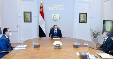 الرئيس السيسى يطلع على حركة قناة السويس ويوجه باستمرار مشروعات الهيئة