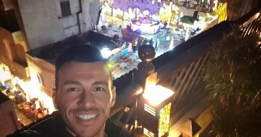رامي رضوان يقضي ليلة من ليالي رمضان فى حى شعبى.. صورة
