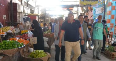 محافظ الوادى الجديد يحيل مفتش تموين سوق الشعلة بالخارجة للتحقيق.. صور