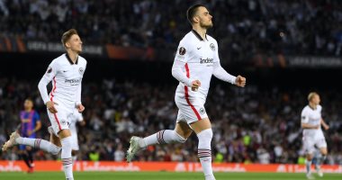 فرانكفورت يهز شباك برشلونة بهدف صاروخى ويتقدم 2 - 0.. فيديو
