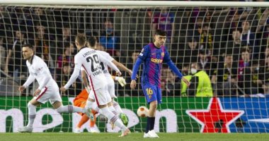 برشلونة يسقط بثلاثية أمام فرانكفورت ويودع الدوري الأوروبى.. فيديو