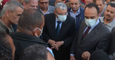 محافظ المنيا يتفقد شادر بيع الخضر والفاكهة بسوق الحبشي.. صور