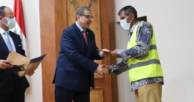 القوى العاملة تُسلم 10987 وثيقة تأمين ضد الحوادث للعمالة غير المنتظمة بالجيزة