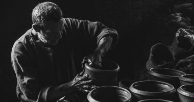 مصر الحلوة.. قرية جريس حولت التراب لأوانى فخارية.. صور