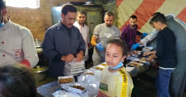 عادة ربنا ما يقطعها.. أهل الكرم بيكرروا عاداتهم اليومية.. الشراقوة عزموا قطارا كاملا على فراخ مشوية.. أهل أنشاص الرمل أعدوا مطبخا مجهزا لإفطار الصائمين.. المشاركون: نلمس البركة فى حياتنا بسبب دعوة صائم.. صور