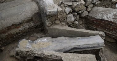 استخراج التابوت المكتشف حديثا أسفل كنيسة نوتردام فى فرنسا