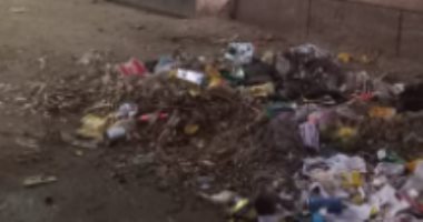 أهالى الحواتكة بأسيوط يطالبون برفع القمامة.. والمحافظة ترد