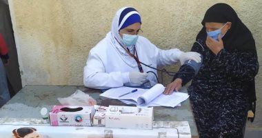 حياة كريمة.. الكشف وتوفير العلاج لـ1400 مواطن فى قافلة بالعجرة ببنى سويف