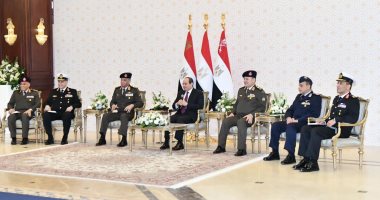 الرئيس السيسى يؤدى صلاة الجمعة بمسجد المشير طنطاوى تزامنا مع ذكرى انتصار العاشر من رمضان.. الرئيس يلتقى قادة القوات المسلحة ويشيد بتنفيذ الجيش مهامه بكل تفان وإخلاص.. ويؤكد: شعب مصر يقدر الجهود والتضحيات