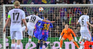 إينتراخت فرانكفورت يقصي برشلونة خارج الدورى الأوروبي