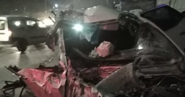 مصرع 3 أشخاص وإصابة 2 آخرين فى انقلاب سيارة ملاكى أعلى محور الأوتوستراد.. صور