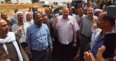 بالطبل والمزمار.. محافظ أسيوط يشهد بدء موسم حصاد القمح بمركز أبنوب (صور)