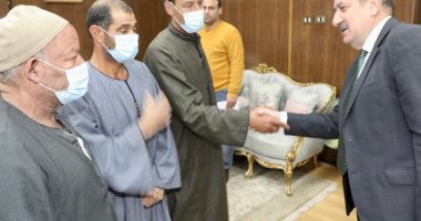 محافظ المنوفية يسلم مساعدات مالية عاجلة للأسر المتضررة من حريق حظائرهم بتلا 