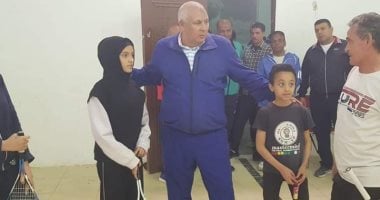 محافظ الوادي الجديد يكافئ فريق رفع الأثقال بمركز شباب الخارجة لتميزه