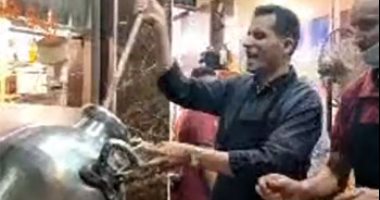 إن خلص الفول أنا مش مسئول.. أبو خليفة صاحب أحلى طبق فول للسحور فى سوهاج