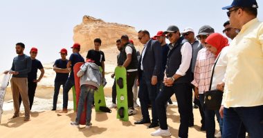وزير الرياضة يشهد مسابقات التزلج على الرمال في مستهل زيارته للواحات البحرية 