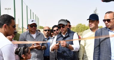 وزير الشباب يفتتح ملعب خماسي ومعرضاً للمنتجات اليدوية وأندية الفتاه بمركز شباب القصر بالواحات البحرية 