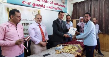 صور.. وكيل تعليم الأقصر يكرم الطلاب المثاليين فى مدرسة الأقصر للمتفوقين