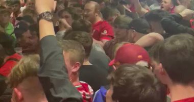 جماهير ليفربول تحتفل بالفوز على مانشستر سيتى والتأهل لنهائي كأس الاتحاد..فيديو