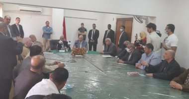 وزير التنمية المحلية ومحافظ القاهرة يطالبان تجار سوق العبور بضبط الأسعار
