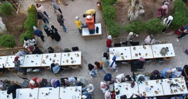 موائد الوحدة الوطنية.. شهر رمضان يجمع طلاب جامعة الأقصر على حفل إفطار.. رئيس الجامعة يشارك ويستمع لطلبة "الفنون الجميلة".. عميد الكلية: الإفطار شهد جوا من المحبة.. الطلاب وأعضاء هيئة التدريس يجهزون المائدة..صور