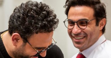 أكرم حسنى لـ أحمد فهمى: تملي شايلني فى نن عينه.. والأخير يرد: أخويا وحبيبى