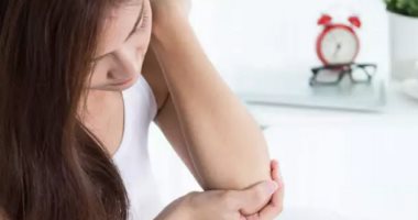 وصفات طبيعية لتفتيح الكوعين بخطوات بسيطة.. من زيت جوز الهند للزيتون