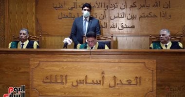 لحظة النطق بالحكم على القيادى الإخوانى محمود عزت بقضية اقتحام الحدود.. فيديو وصور