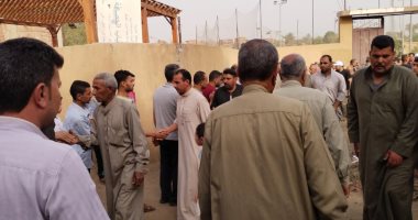 دموع وحسرة الأم.. أسرة "سجدة" تودع جثمانها بالدموع وحزن يخيم على قريتها بالقليوبية