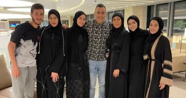 عصام الحضري وأسرته في طريقهم للسعودية لأداء مناسك العمرة