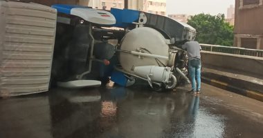 انقلاب سيارة تانك أعلى محور صفط اللبن يتسبب في تعطل جزئي لحركة المرور.. صور