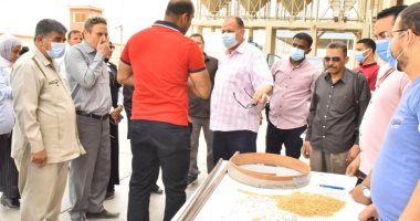 محافظ أسيوط يتابع أعمال توريد القمح بصوامع عرب العوامر بسعة 60 ألف طن.. صور