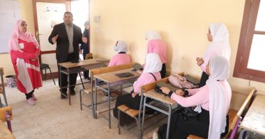 وكيل تعليم الوادى الجديد يتابع انتظام أداء الامتحان الإلكترونى لأولى ثانوى