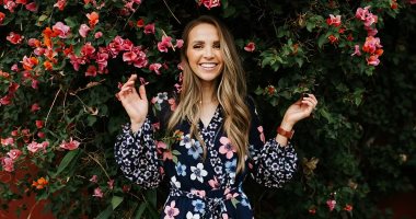 شياكة من غير أفورة.. 7 أزياء أنيقة ومناسبة لحفل التخرج 