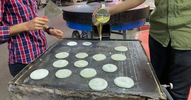 بالطريقة الأصلية.. قطايف رمضان بتتعمل بالكوز النحاس فى الأقصر.. فيديو