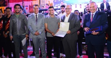 رئيس جامعة أسيوط يكرم الطلاب الفائزين فى المسابقة الدينية بالمدينة الجامعية