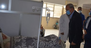 محافظ المنوفية يطمئن على الحالة الصحية لمصابي حريق عقار بنها