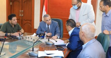 محافظ سوهاج يناقش الموقف التنفيذى لتطوير ورفع كفاءة مدخل المحافظة الشرقى