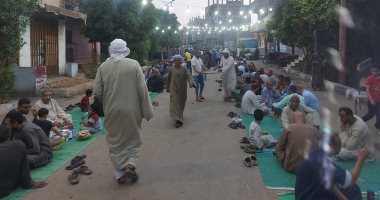 المئات من أهالى نجع السمانين بالأقصر ينظمون حفل الإفطار الجماعى بالأقصر.. صور