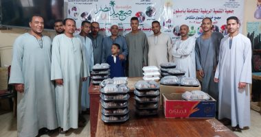 توزيع 100 وجبة صدقة على روح "أم زياد" سيدة الخير فى إسنا بعد وفاتها.. صور