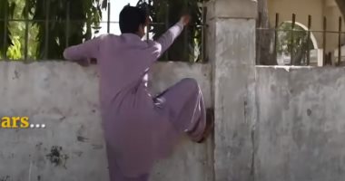 طرزان الباكستانى ..شاب من كراتشي يعيش فى منزل مؤقت أعلى شجرة لمدة 8 سنوات