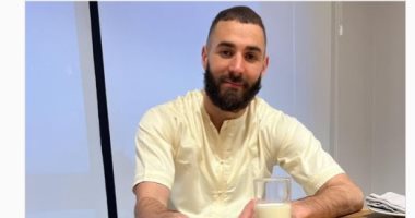 بنزيما يشارك متابعيه بإفطاره على اللبن وحبات من "التمر"