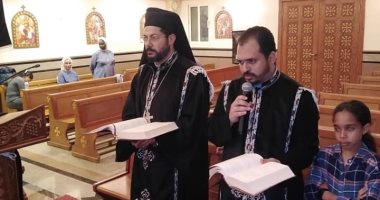 الأنبا باخوم يترأس صلاة البصخة المقدسة بكنيسة العبور للأقباط الكاثوليك