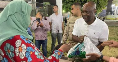موسيماني يوزع "شنط رمضان" على أهالى إسطبل عنتر قبل السفر للمغرب