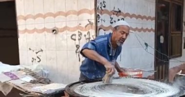 حكاية "عم على" أقدم صانع كنافة بلدى فى الدقهلية.. فيديو