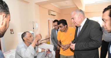 محافظ قنا يصطحب مريض فشل كلوى بسيارته لمستشفى أبوتشت المركزى.. صور