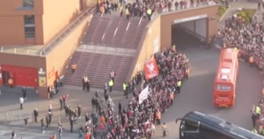 وصول أوتوبيس لاعبى ليفربول لـ " أنفيلد" لمواجهة مانشستر يونايتد في الدوري