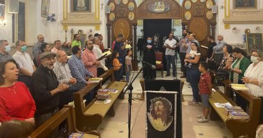 كنيسة العائلة المقدسة للأقباط الكاثوليك بالزيتون تصلى عشية أربعاء أسبوع الآلام.. صور وفيديو 
