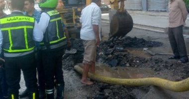 كسر ماسورة مياه شرب بالزقازيق والدفع بفريق مهندسين وفنيين لإصلاحها.. صور